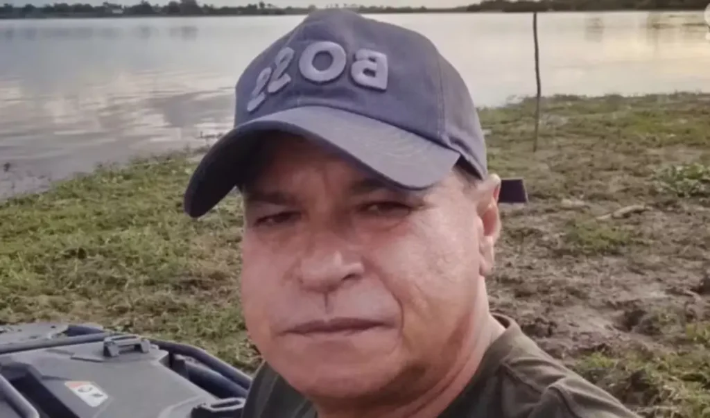 Ex-vereador de viana morre na br-135: Homem de boné posa para foto em lago