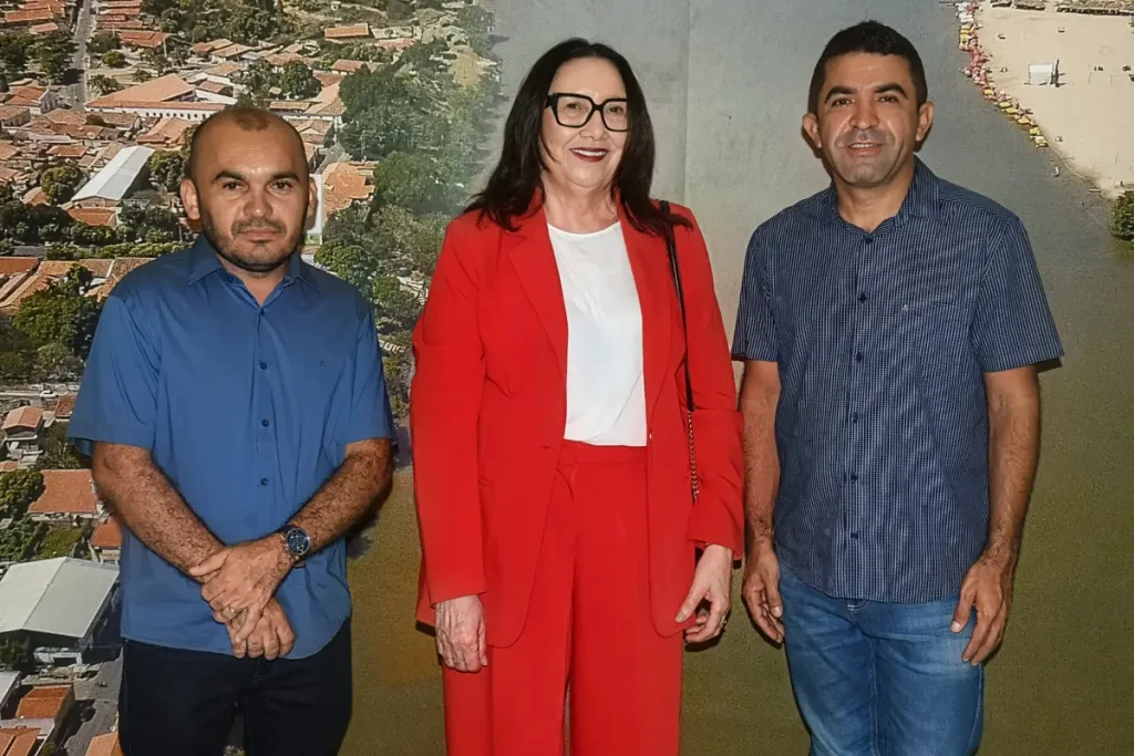 Gildes lima são francisco maranhão: Três pessoas posam para foto em evento