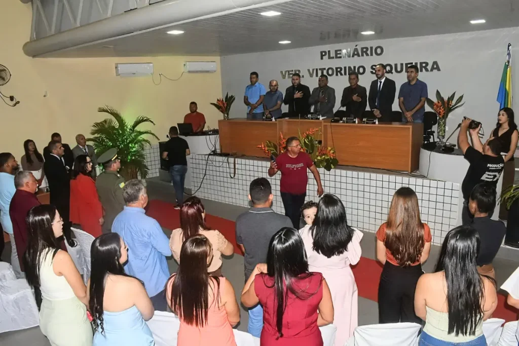 Pessoas em cerimônia no Plenário Vereador Vitorino Soqueira