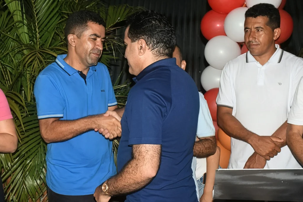 Pré-candidatura de adelbarto santos: Dois homens apertam as mãos em evento social