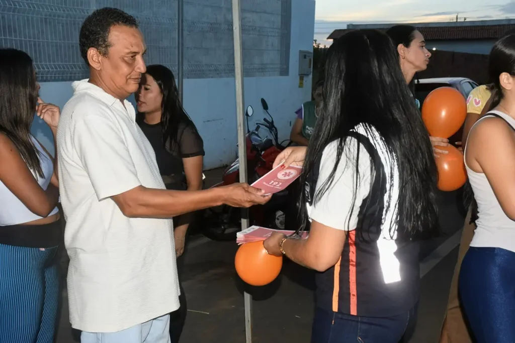 SAMU de Amarante realiza ação educativa levando informações sobre o 192 às comunidades rurais 1 Samu de amarante na zona rural: Homem recebe panfleto SAMU 192 em campanha