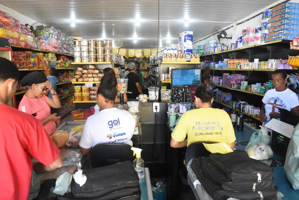 Mercadinho afonsinho reinaugura em são francisco do maranhão: Clientes e funcionários em mercadinho regional movimentado