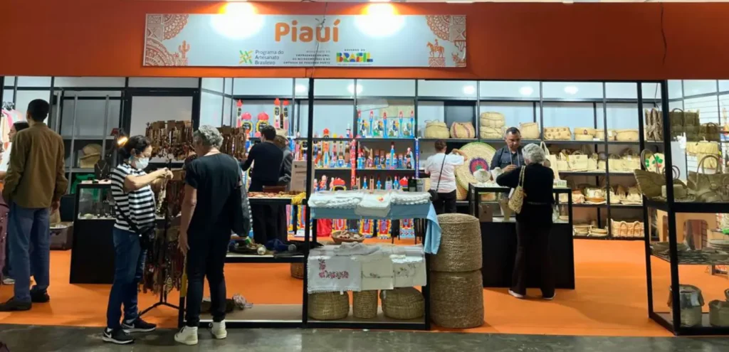 Artesãos do piauí no salão raízes brasileiras: Estande do Piauí expondo artesanato em salão