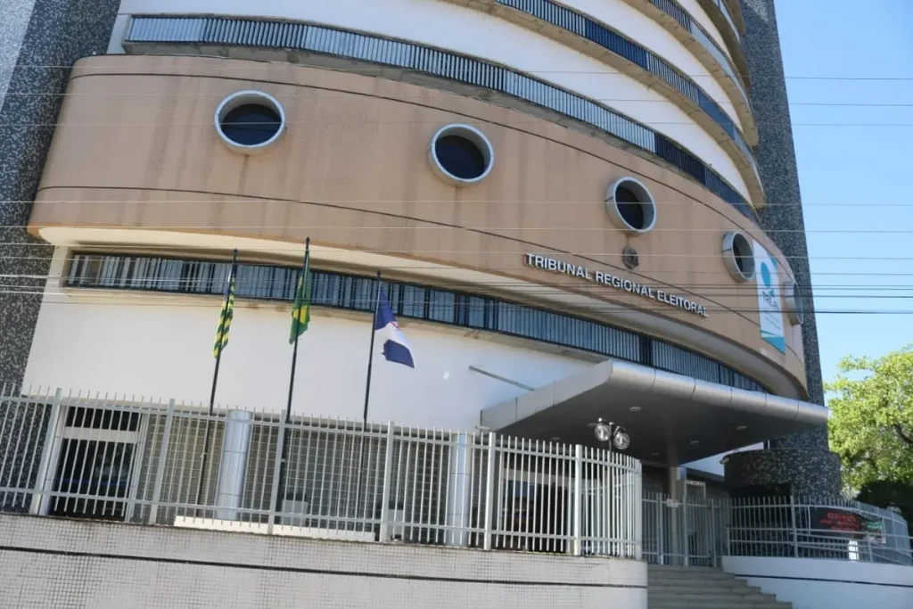Déficit de urnas eletrônicas no piauí: Fachada Tribunal Regional Eleitoral com bandeiras Brasil Piauí Maranhão