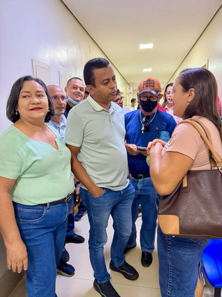 Dr. Francisco Costa acompanha projeto que já realizou mais de 500 colonoscopias no Piauí 1 Deputado Dr. Francisco conversa com profissionais de saúde durante visita ao projeto de colonoscopia em Oeiras, Piauí