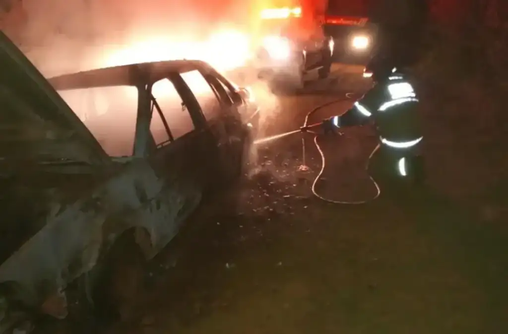 Carro pega fogo em oeiras: Bombeiro combate incêndio em carro na rua