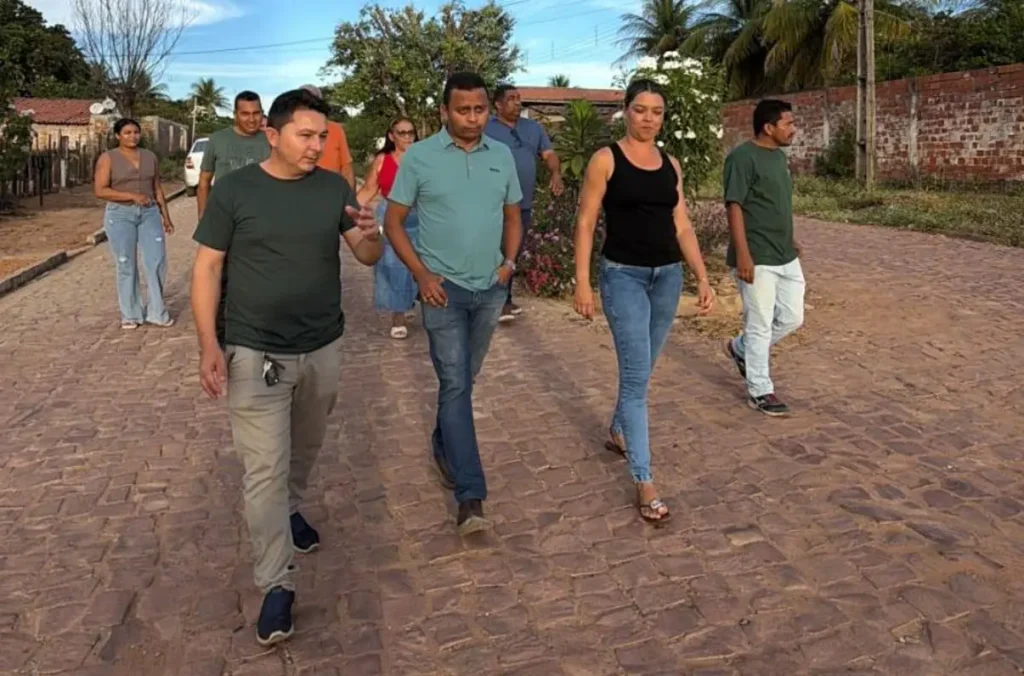 Dr. Francisco vistoria obras de saúde e calçamento em três cidades do Piauí 1 Dr. francisco vistoria obras: Grupo de pessoas caminhando em rua de paralelepípedos