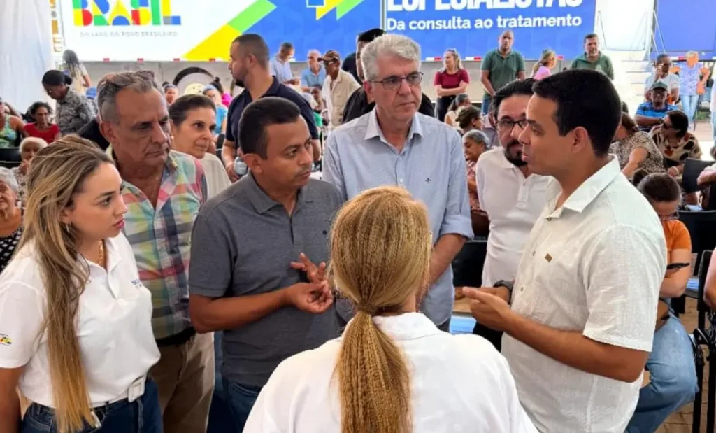 Centro de reabilitação em Corrente: Pessoas conversando em evento público com banner