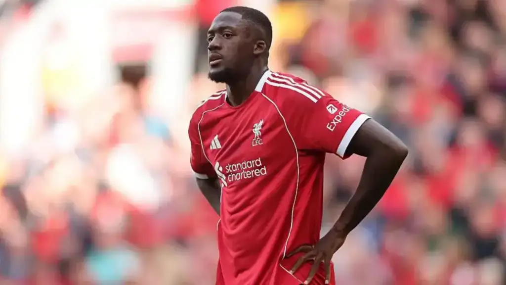 Liverpool perde konaté: Jogador de futebol com camisa vermelha em campo