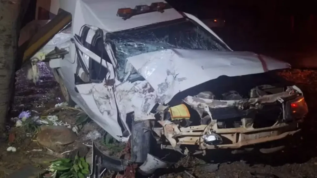 Carro funerário que levava corpo: Veículo de emergência branco colidido contra árvore