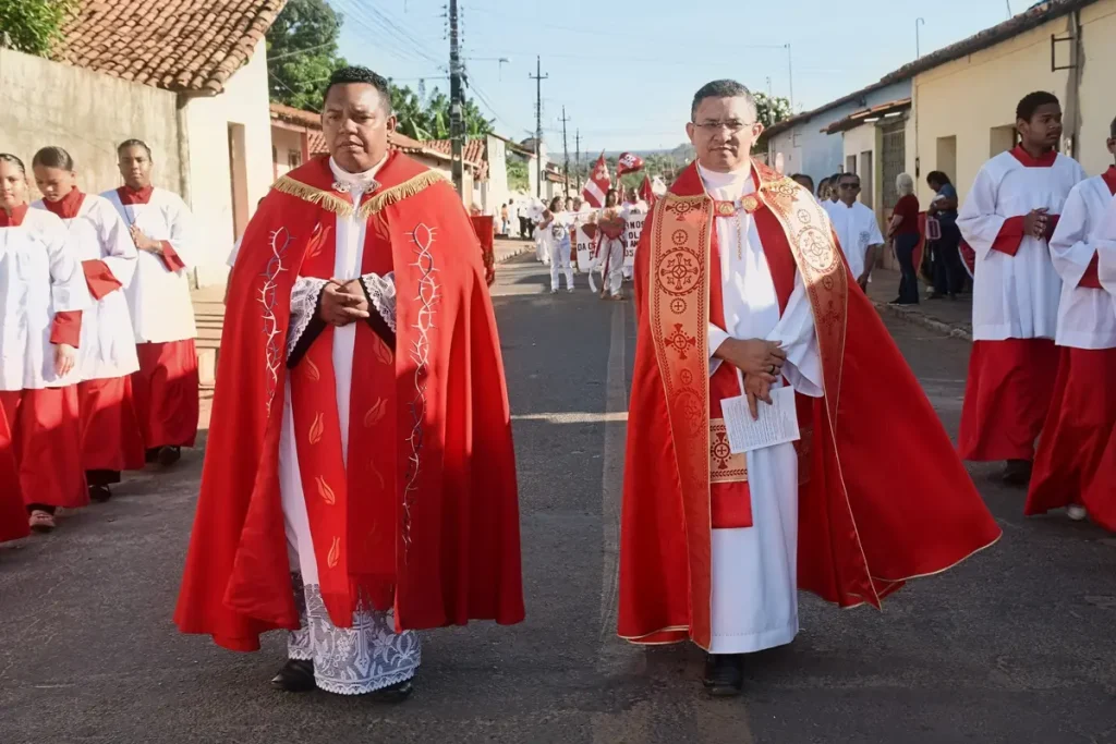 Festa do divino de amarante: Sacerdotes em vestes vermelhas lideram procissão religiosa