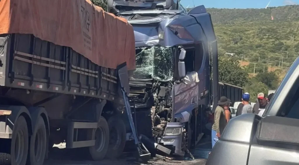 Caminhão-cegonha bate em carreta na br-316: Colisão entre dois caminhões na BR-316