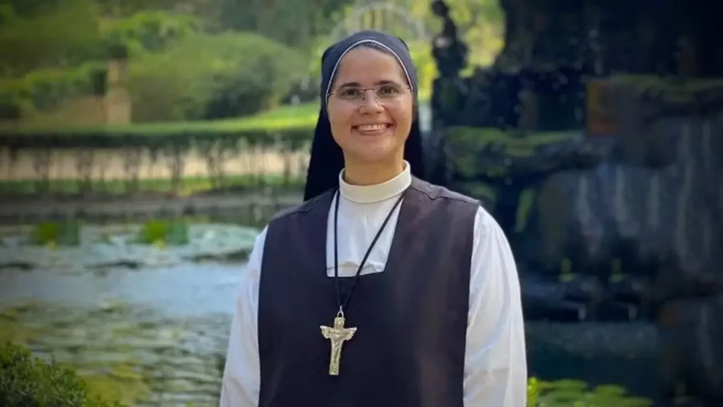 Freira brasileira morre afogada na sicília: Irmã religiosa sorrindo com hábito e crucifixo