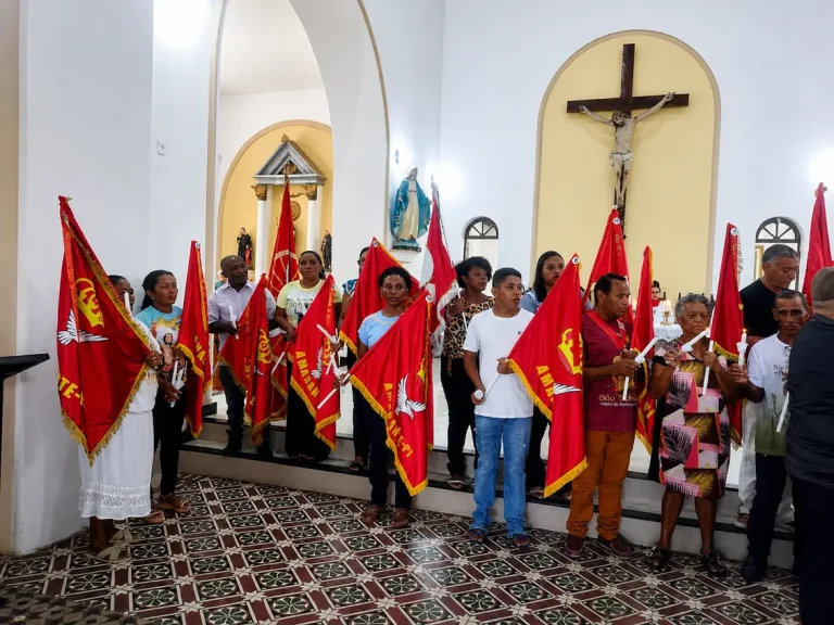 Paróquia realiza Missa e cerimônia de Envio das Bandeiras do Divino às comunidades de Amarante