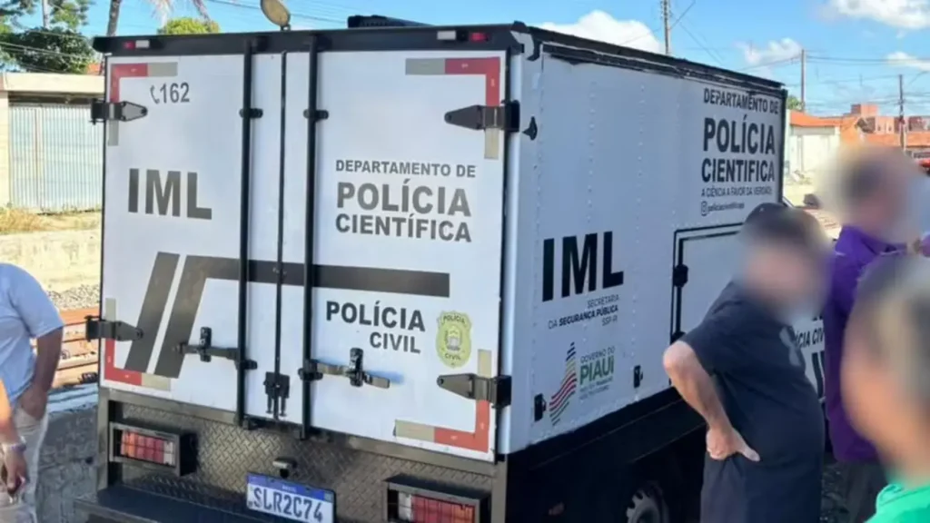 Homem morto com ferimento na testa em teresina: Veículo do IML e Polícia Científica do Piauí estacionado
