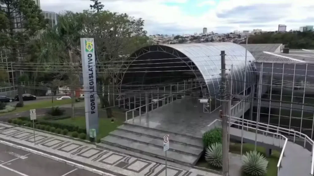 Salário vereadores ponta grossa: Fachada do Poder Legislativo com escadaria e telhado curvo