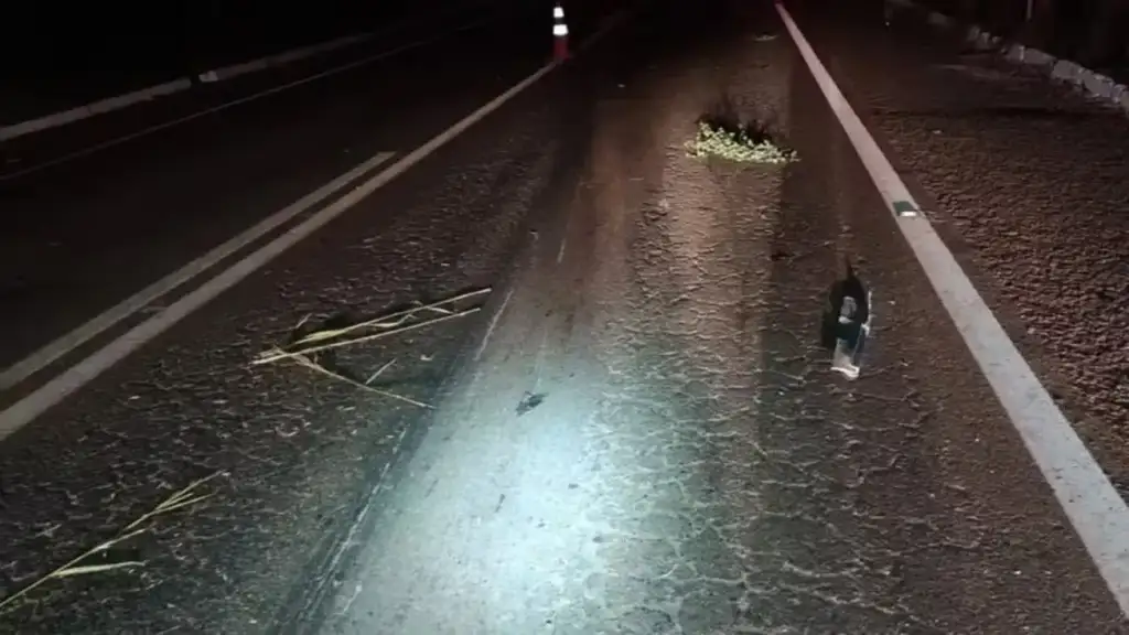 Colisão frontal na br-343 em altos: Detritos espalhados em rodovia escura à noite