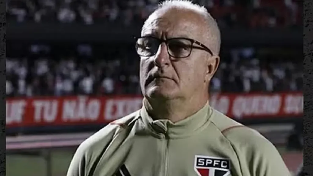 Dorival júnior volta ao são paulo: Treinador de futebol com óculos em campo de estádio