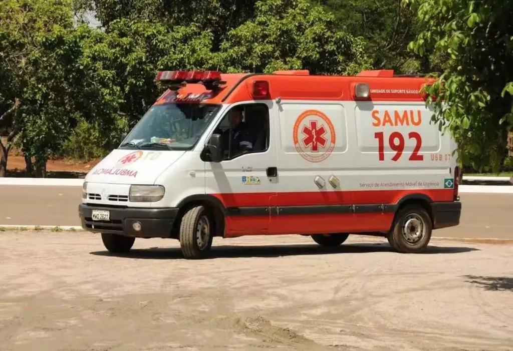 Homem baleado no manoel evangelista: Ambulância SAMU 192 estacionada em área externa