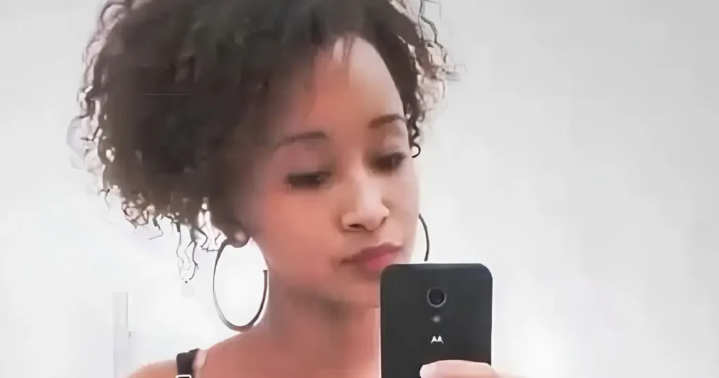 Maria layza aprovada em medicina: Mulher jovem tirando selfie com celular