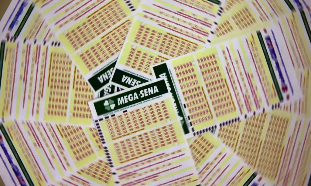 Mega-sena acumulada: Bilhetes da Mega-Sena espalhados com efeito de movimento