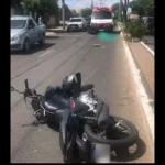 motociclista colisyo com arvore