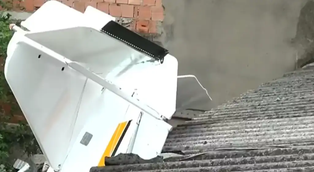 Avião cai sobre casa em nova iguaçu: Destroços de avião em telhado após acidente