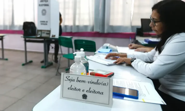 TREs abrem cadastro para mesários voluntários nas eleições de 2026