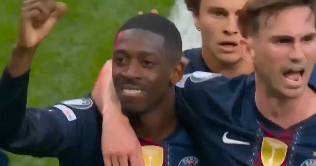 Psg bicampeão champions league 2026: Jogadores do PSG celebram vitória em campo de futebol