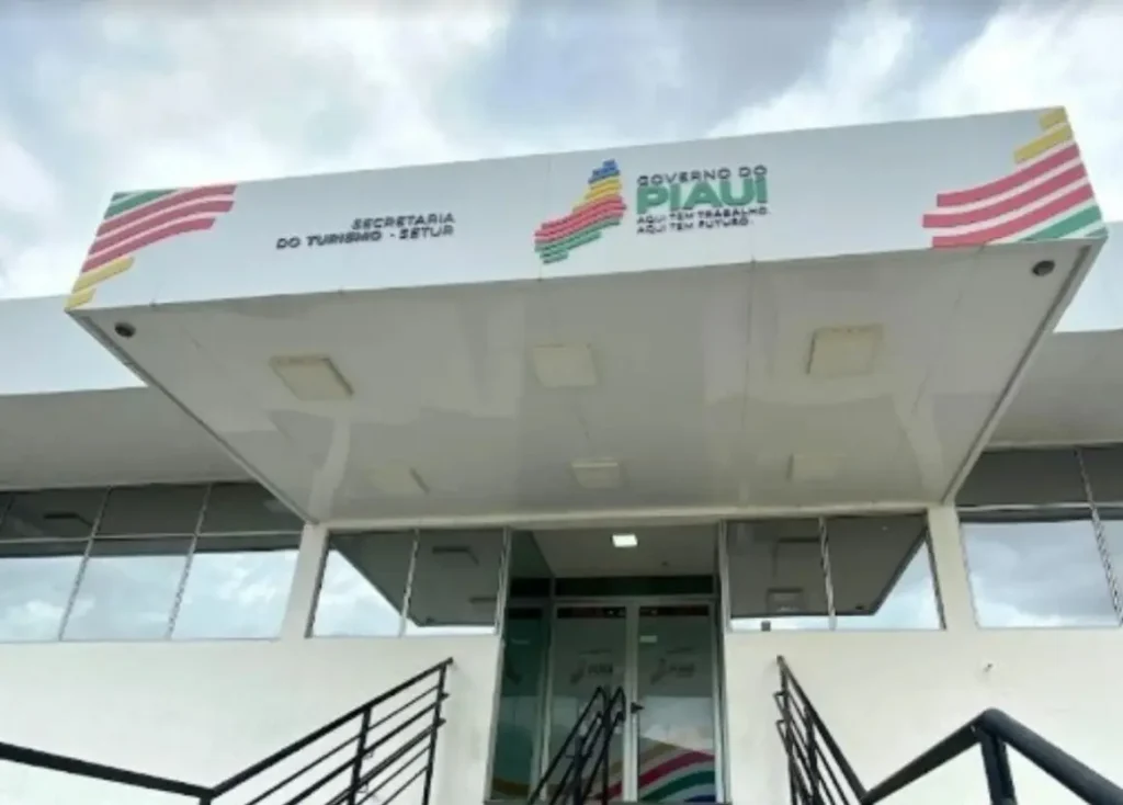 Cursos gratuitos em Amarante: Fachada Secretaria Turismo Piauí entrada