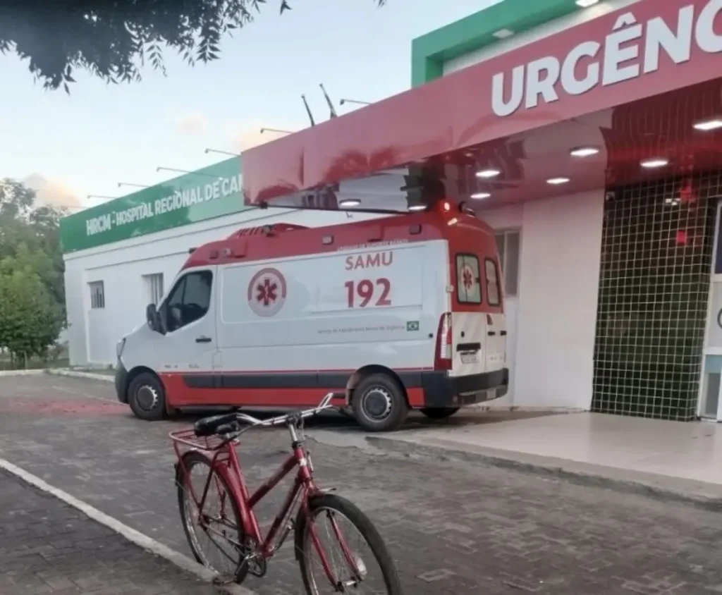 Mulher esfaqueada em campo maior: Ambulância SAMU em frente a entrada de urgência hospitalar