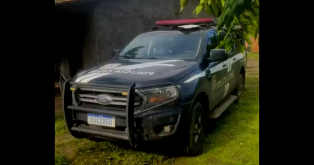 Preso suspeito de homicídio e tentativas em Itapecuru-Mirim; criança foi baleada 7 Viatura preta da Polícia Civil do Maranhão, modelo Ford Ranger, estacionada na grama com quebra-mato e giroflex.