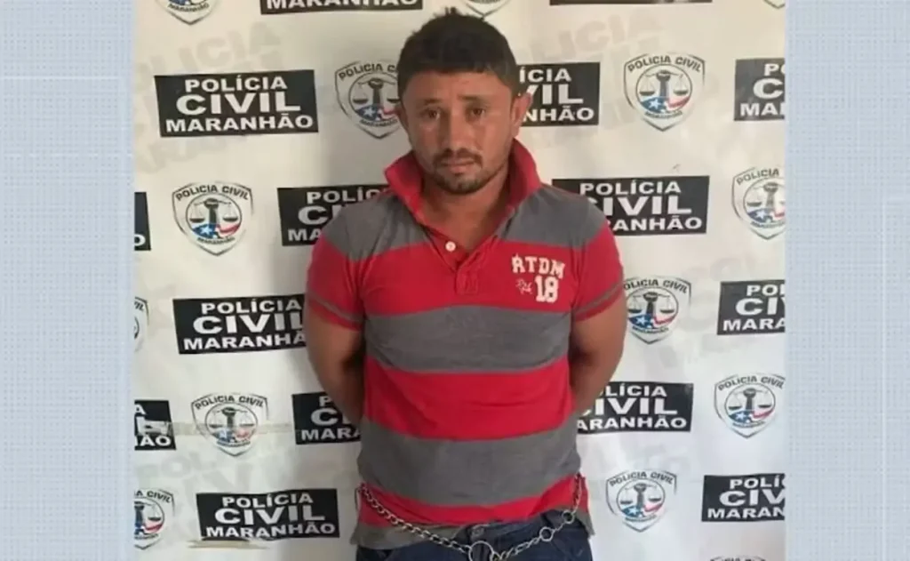 Preso morto a tiros: Homem detido em frente a painel da Polícia Civil Maranhão