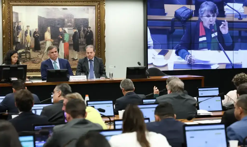 Redução da maioridade penal para 16 anos: Reunião de comissão parlamentar com participantes e telão