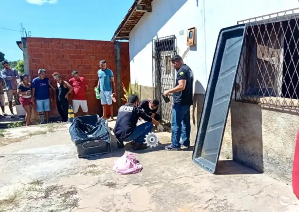 Homem morto a tiros em regeneração: Peritos criminais investigam cena em frente a residência