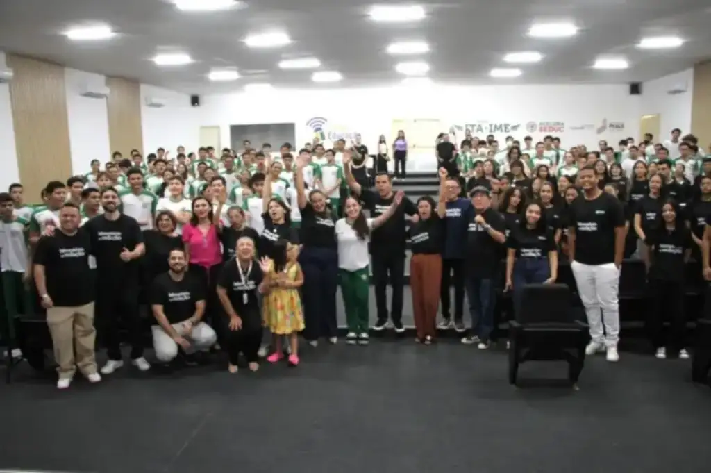 Seduc-pi prepara estudantes para redação do enem: Grupo de estudantes e adultos em evento educacional
