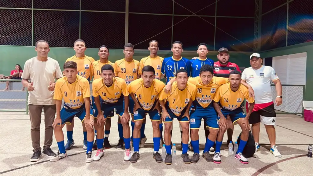 Amarante eliminado na semifinal do intermunicipal de futsal: Time de futsal posando para foto em quadra