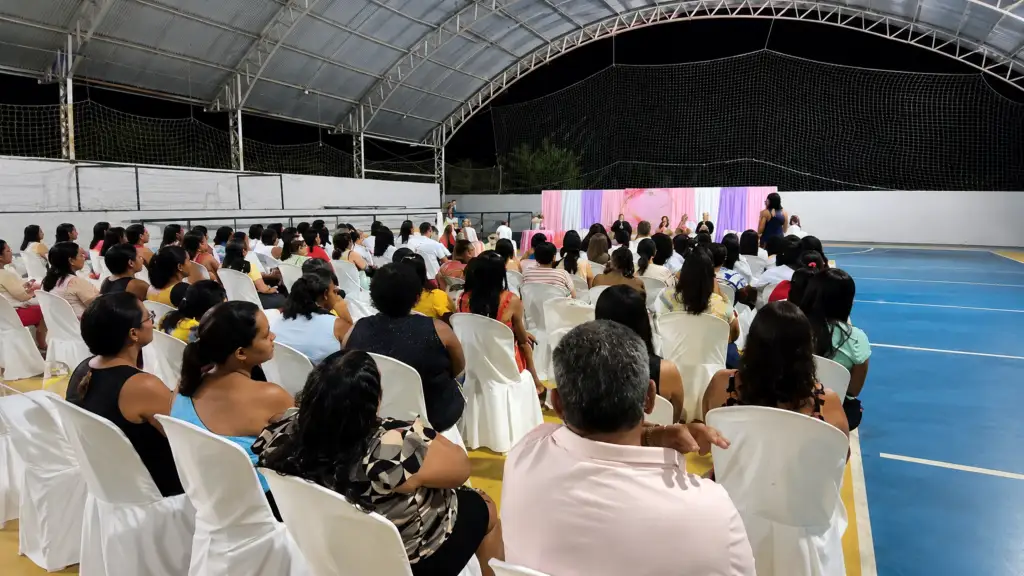 Programa rede mães atípicas em amarante: Plateia assistindo evento em quadra poliesportiva coberta