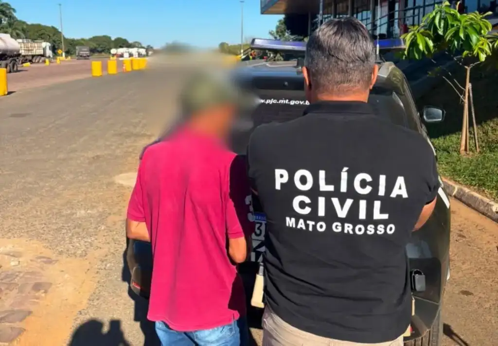 Na imagem, homem sendo preso pela Polícia Civil