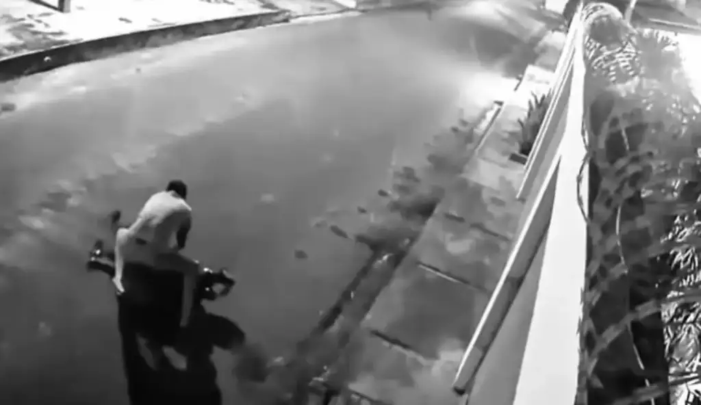 Suspeito rende subtenente da pm-pi em timon: Pessoa sentada em motocicleta em área alagada