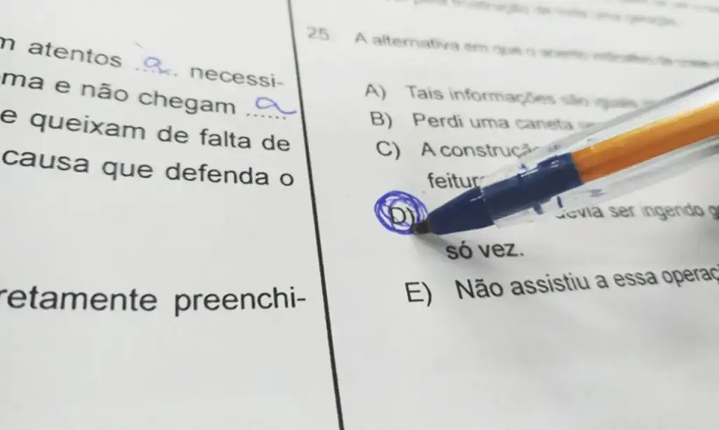 Prova anulada agente administrativo são pedro do piauí: Caneta marcando alternativa em folha de prova