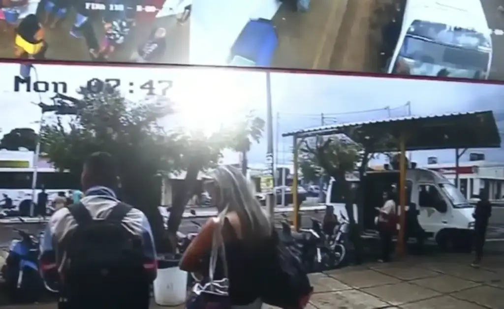 Sistema mira de monitoramento em timon: Pessoas em rua movimentada com van e motos