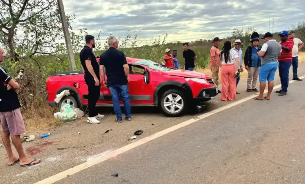 Caminhonete vermelha acidentada na beira da estrada em paulistana com pessoas