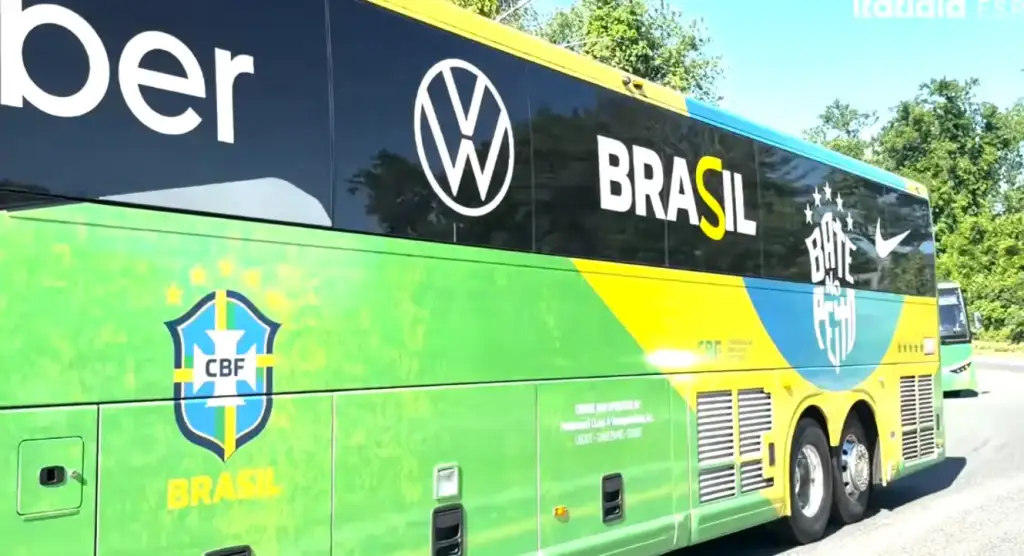 Último amistoso da seleção brasileira: Ônibus da seleção brasileira de futebol com logos