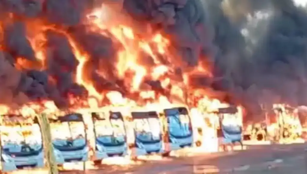 Incêndio em garagem de ônibus em belo horizonte: Ônibus em chamas com fumaça escura