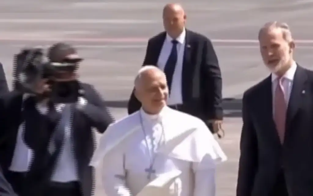 Falha técnica no avião do papa na espanha: Papa Leão XIV escoltado por Rei Felipe VI no aeroporto