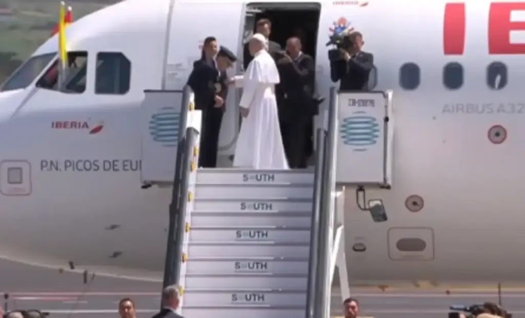 Jato do rei da espanha para o papa: Papa Leão XIV embarcando em avião após atraso de voo