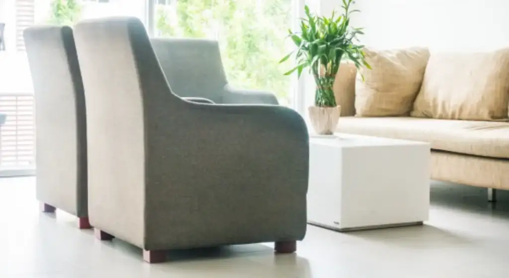 Poltrona em uma sala com estilo e posicionamento adequados.