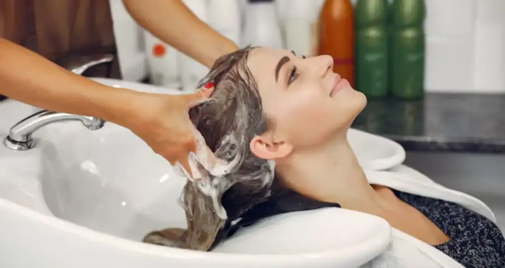 Mulher em atendimento num salão com produtos de qualidade para o cabelo.