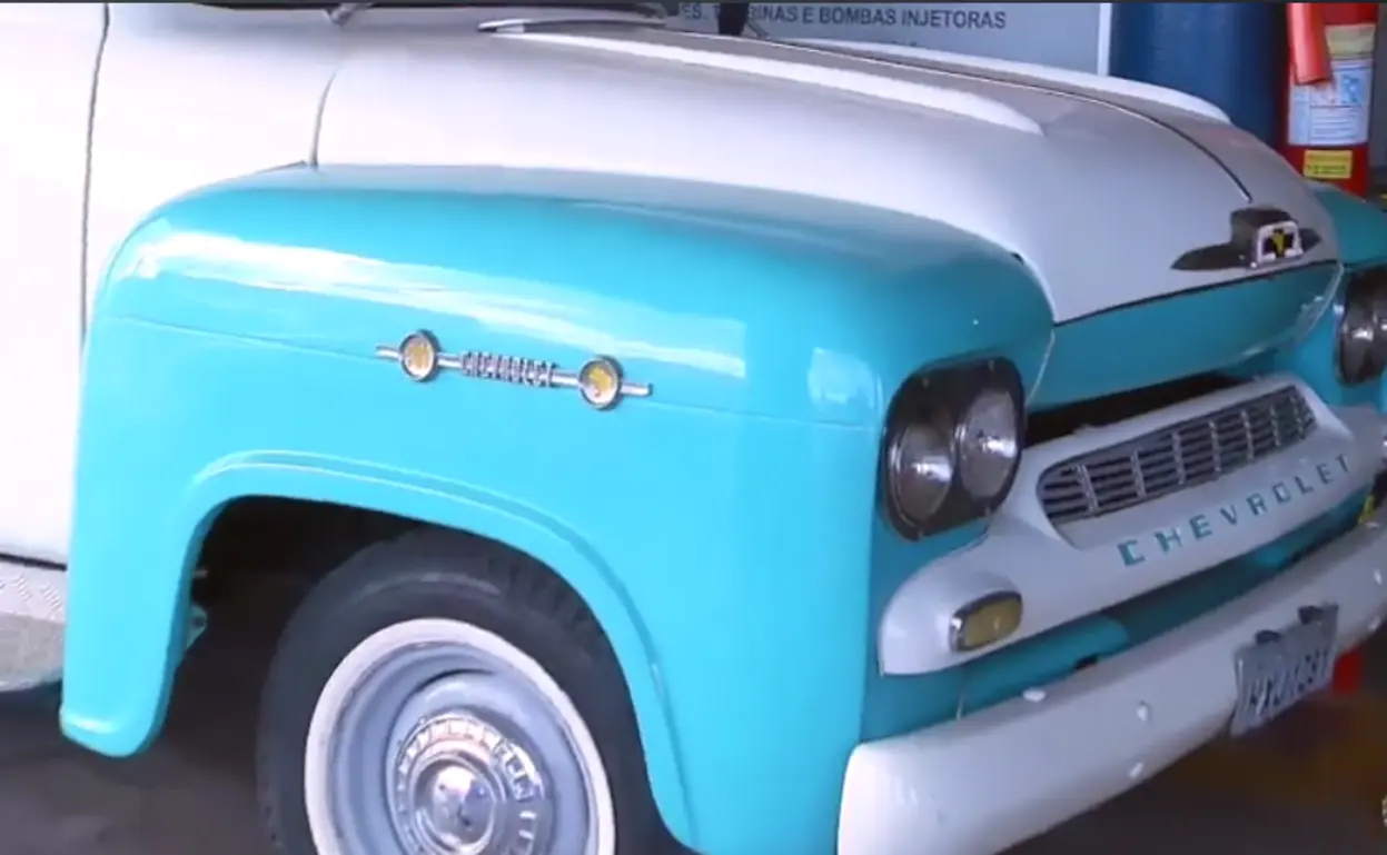 Carro antigo Chevrolet em exposição no encontro de Picos